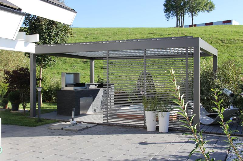 Pergola bio-climatique Biossun avec brise-vue